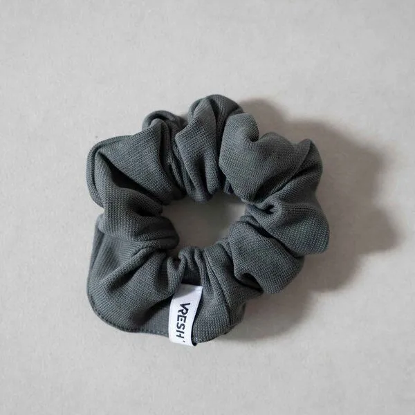 Vresh Clothing Vresh Clothing Ava - Scrunchie aus Biobaumwolle, Tannengrün, – Produktbild 2 von 4