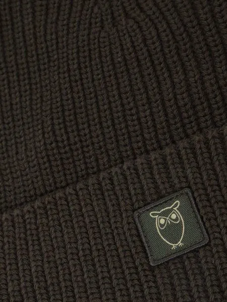 KnowledgeCotton Apparel KnowledgeCotton Apparel Gerippte Mütze mit Badge aus Bio-Baumwolle, Gruen-forrest-night, – Produktbild 3 von 4