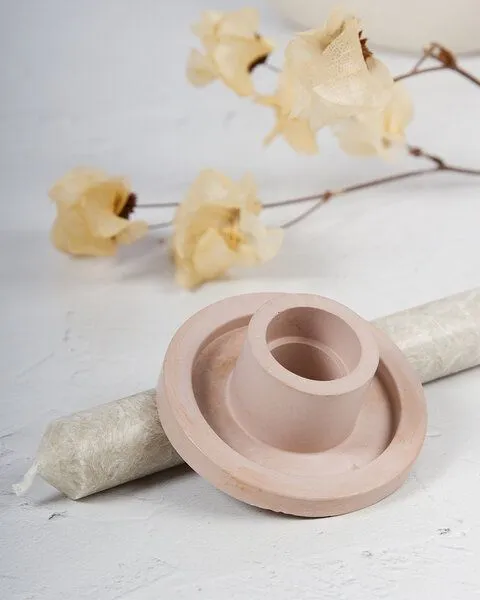 Oh Shanti Oh Shanti Kerzenhalter aus Raysin – Produktbild 1 von 4