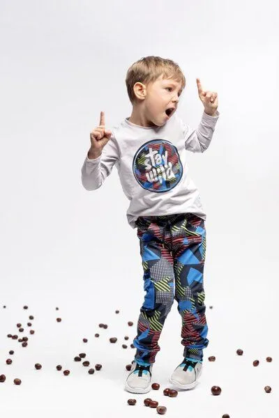 Marraine Kids Marraine Kids weiche Sweathose aus Bio Baumwolle mit Camouflage Alloverdruck Explore – Produktbild 2 von 4