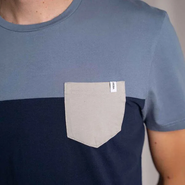 Vresh Clothing Vresh Clothing Verdy - Classic Fit Colourblock T-Shirt mit Brusttasche aus Biobaumwolle, Navy/rauchblau, – Produktbild 3 von 4