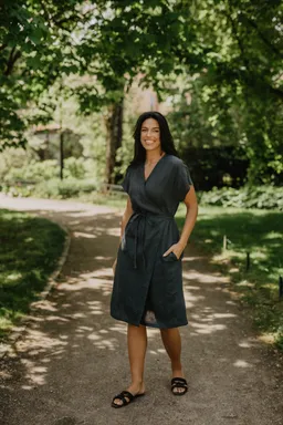 AmourLinen AmourLinen Damen vegan Wickelkleid Olivia Anthrazit – Produktbild 1 von 1