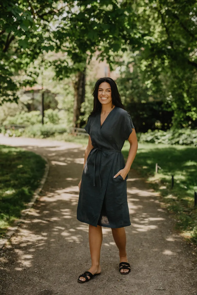 AmourLinen AmourLinen Damen vegan Wickelkleid Olivia Anthrazit, Dunkelgrau, – Produktbild 1 von 2