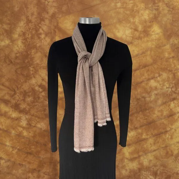 HeritageModa HeritageModa Weicher, dicker Wollschal mit Fischgrätmuster in Creme & Warmgrau – Winterschal – Produktbild 2 von 4