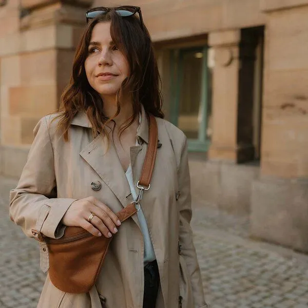 BOWLEANIES TASCHEN BOWLEANIES TASCHEN Große XXL Gürteltasche aus Lederfaserstoff, Braun mit silber, – Produktbild 2 von 4