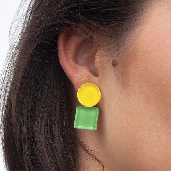 ALEXASCHA ALEXASCHA Geometrische Clip Ohrringe aus Glas | Bauhaus Design | 16 Farbkombinationen, Gelb & grün, – Produktbild 3 von 4