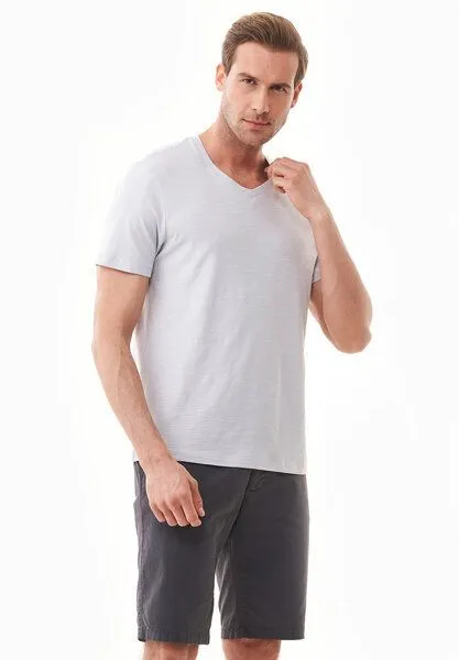 ORGANICATION ORGANICATION Basic T-Shirt aus Bio-Baumwolle mit V-Ausschnitt, Light grey, – Produktbild 3 von 4