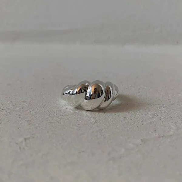 noemvri fashion label noemvri fashion label Croissant Ring asymmetrisch, Silber, – Produktbild 1 von 4
