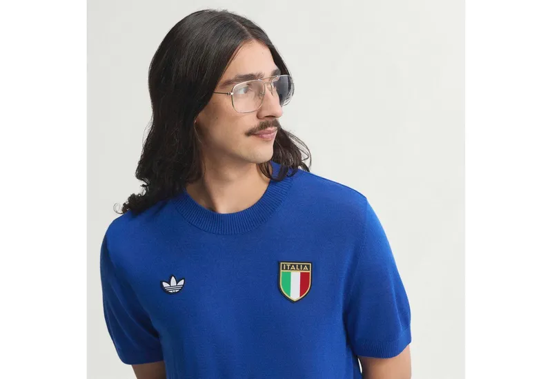 adidas Performance adidas Performance Fußballtrikot ITALIEN 70S TRIKOT für Erwachsene, ohne Verschluss, mit Rundhalsausschnitt, Blau, – Produktbild 4 von 5