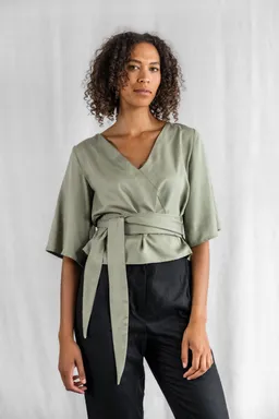 Jyoti - Fair Works Jyoti - Fair Works Damen vegan Bluse Vasanta Matcha Grün – Produktbild 1 von 1