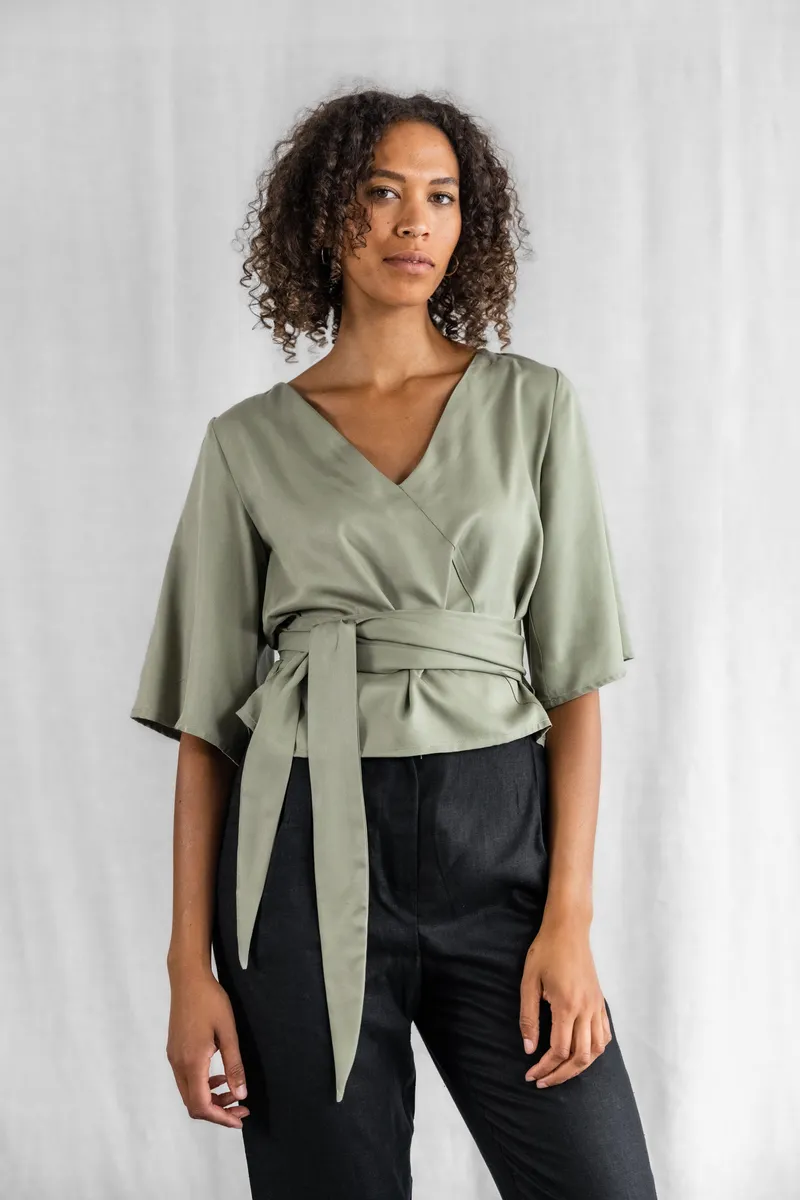 Jyoti - Fair Works Jyoti - Fair Works Damen vegan Bluse Vasanta Matcha Grün, Olivgrün, – Produktbild 1 von 2