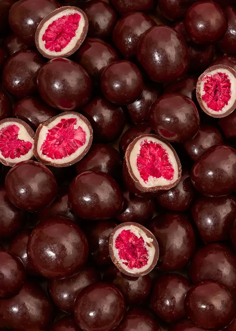 KoRo Gefriergetrocknete Himbeeren in weißer und dunkler Schokolade | 500 g – Produktbild 2 von 5
