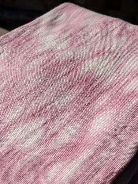 Wooliie Wooliie Handgefertigte Babydecke aus 100 % Merinowolle – pflanzlich gefärbt, Rose rain (rosa), – Produktbild 2 von 3