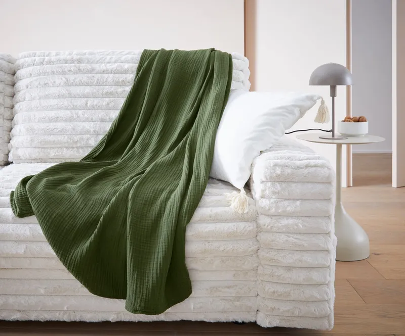 Wohndecke HEVIN, Musselin, 100% Baumwolle, Topseller!, LeGer Home by Lena Gercke, Tagesdecke im Baumwoll-Crinkle-Effekt, Musselin, leichte Kuscheldecke, Grün|rot, – Produktbild 1 von 3