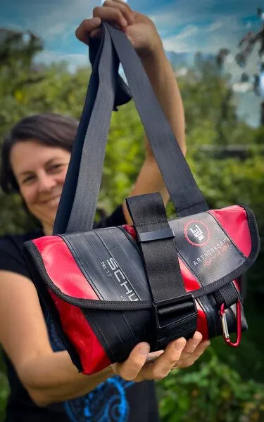 ARTHURKOPF ARTHURKOPF Upcycling Umhängetasche/Gürteltasche mit Fahrradschlauch, Grün, – Produktbild 2 von 4