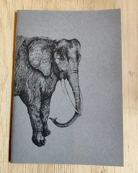 NanMa NanMa Handgebundenes Notizbuch „Elefant“ – In Österreich bedrucktes Skizzenbuch für Zeichnen und Journaling, Grau, – Produktbild 1 von 4