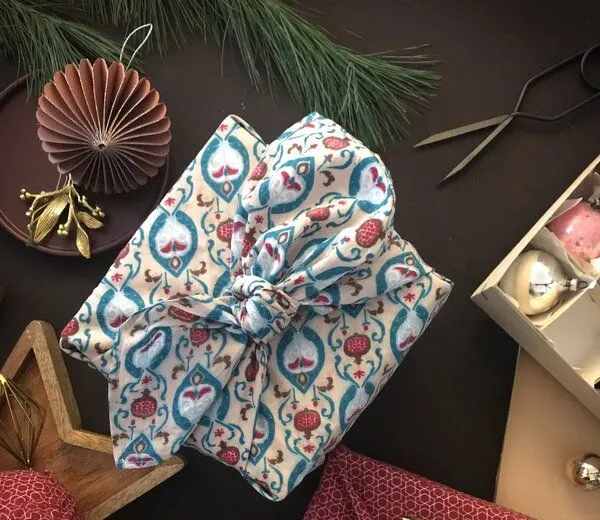 FabRap Gift Wrap FabRap Gift Wrap Wiederverwendbare Geschenkverpackung Furoshiki - Set mit drei Größen (einseitig), Teal (beige), – Produktbild 4 von 4
