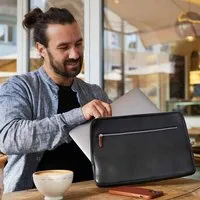 GOOD WILHELM GOOD WILHELM Macbook Pro / Air Hülle Leder mit Zusatzfach FRIEDRICH, Schwarz, – Produktbild 1 von 1