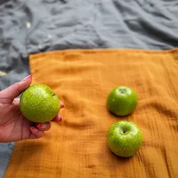 Liebe Deinen Planeten Liebe Deinen Planeten Bio Reisehandtuch XL Strandtuch 160x95cm aus BioBaumwolle, saugstark und schnell trocknend in vielen Farben – Produktbild 1 von 1