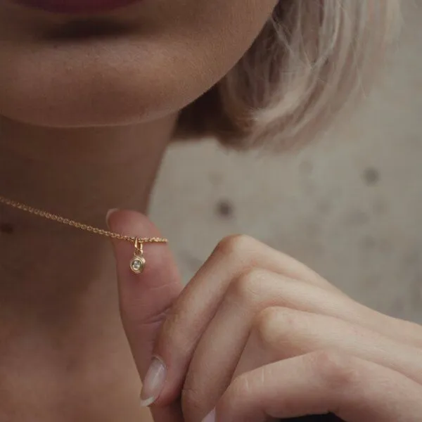 Maren Jewellery Maren Jewellery Drops of Memories Anhänger 18 Karat Gold mit Labor Diamant – Produktbild 3 von 4