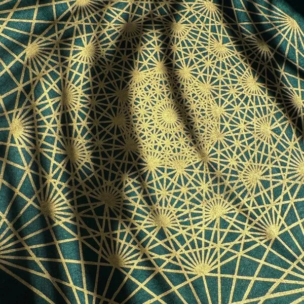 Veskor Cassiopeia Veskor Cassiopeia DEMIHEPTERAKT Heilige Geometrie Linoldruck | 40 × 40 cm | Lichtgold auf Smaragdgrün – Produktbild 3 von 4