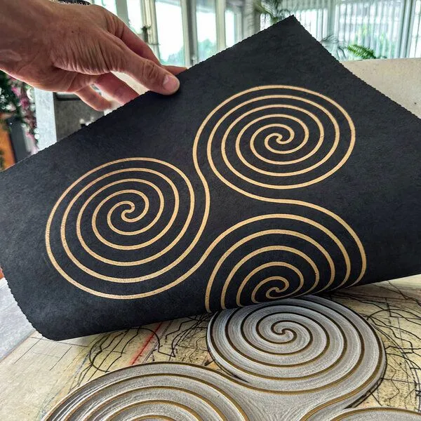 Veskor Cassiopeia Veskor Cassiopeia TRISKELE Heilige Geometrie Linoldruck | 35 x 35 cm | Gold auf Schwarz – Produktbild 2 von 4