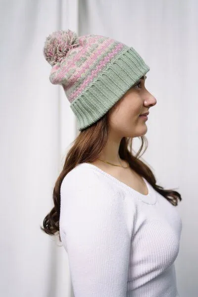 Haus of Namaste Haus of Namaste Handgefertigte Lammwollmütze mit Bommel | Nordische Fair-Isle-Strickmütze | Fair Isle in Rosa und Grün – Produktbild 2 von 3