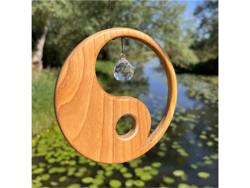Sternengasse Sternengasse Ying Yang aus heimischem Laubholz, Holzdeko mit Kristall Durchmesser 13 cm – Produktbild 2 von 2