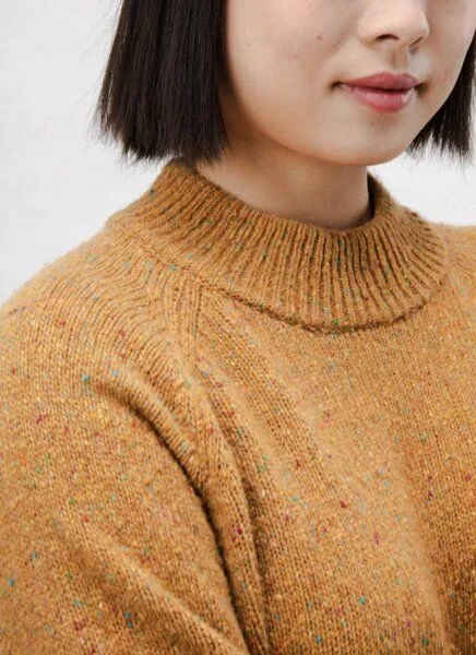 Brava Fabrics Brava Fabrics Perkins Raglan Wool Sweater Ochre – Produktbild 4 von 4