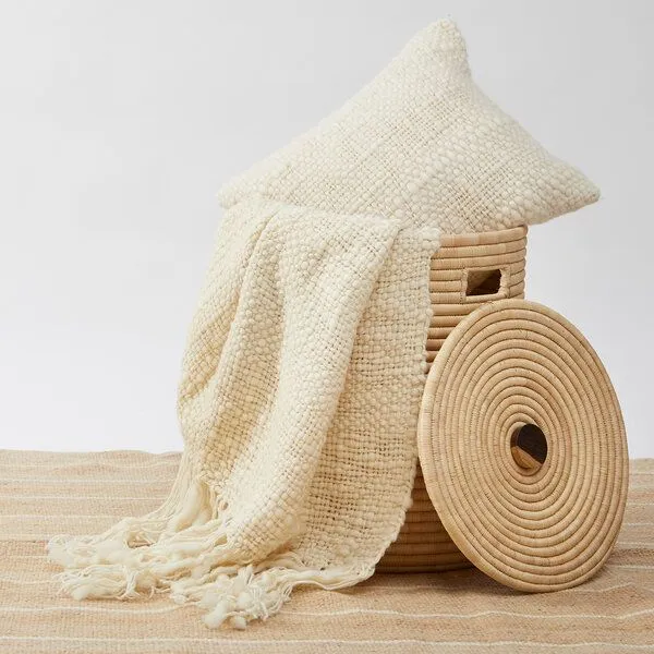 By Native By Native Wolldecke "Sueño" aus Merninoschurwolle, handgewebt, Natur, – Produktbild 4 von 4