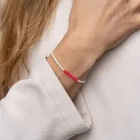 juni juni "Lola" Perlenarmband pink mit verstellbarer Schiebeperle aus recyceltem Gold – Produktbild 1 von 1