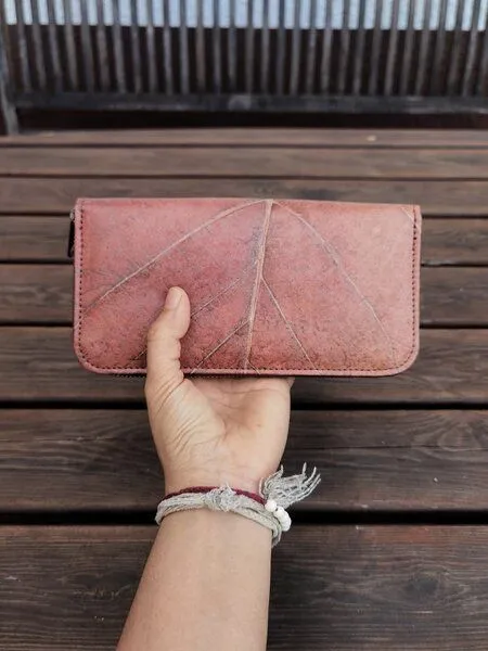 BY COPALA BY COPALA Portemonnaie/ Geldbörse aus recycelten Blättern, Nachhaltige vegan Brieftasche mit Zipper - Vegan & umweltfreundlich, Braun, – Produktbild 4 von 4