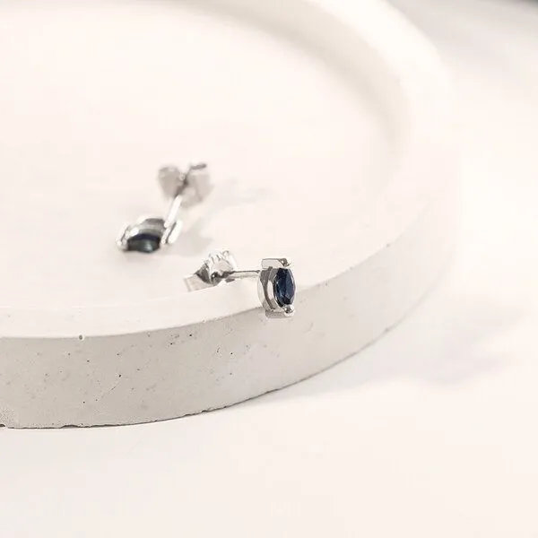Eppi Eppi Minimalistische Ohrstecker mit blauen Saphiren Daina, Gelb, – Produktbild 2 von 4