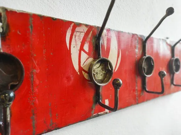 Moogoo Creative Africa Moogoo Creative Africa Garderobe -5 Haken- recycelte Ölfässer, Rot, – Produktbild 2 von 3