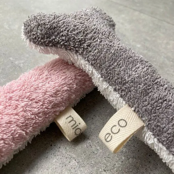 mio eco mio eco SET: Zwei hochwertige Upcycling Hundespielzeuge aus Hotel-Handtüchern zero waste rosa-weiss & grau-weiss – Produktbild 4 von 4