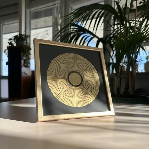 Veskor Cassiopeia Veskor Cassiopeia Gerahmt | CENTRAL SUN Heilige Geometrie Sonnen-Linoldruck | 20 × 20 cm in 22 × 22 cm Rahmen | Gold, Schwarz, – Produktbild 3 von 4