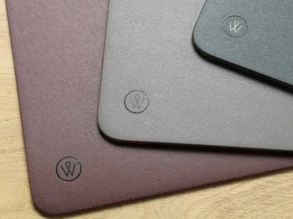 GOOD WILHELM GOOD WILHELM Mauspad aus Linoleum mit Korkunterseite – ROBERT (100% Natürlich, vegan), Burgundy, – Produktbild 3 von 4