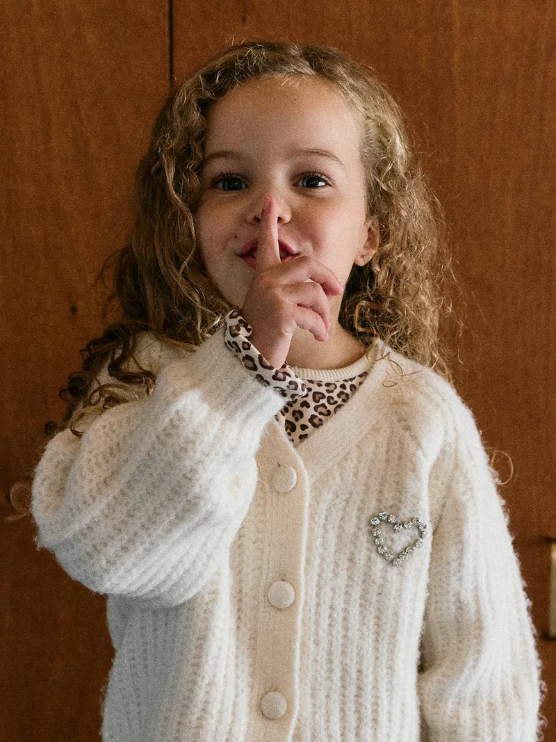 Vertbaudet Mädchen Strickjacke mit Schmuckstein-Herzapplikation Wollmix 43% Recycling-Polyester GRS-zertifiziert, Wollweiß, – Produktbild 3 von 4