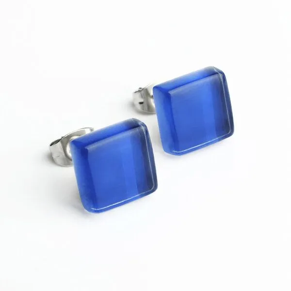 ALEXASCHA ALEXASCHA Minimalistische Ohrstecker, klein, aus Glas, Saphirblau, – Produktbild 2 von 4