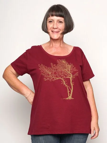 Peaces.bio - handbedruckte Biomode Peaces.bio - handbedruckte Biomode Bio-Damen-Loosefit-T-Shirt Fancy Tree, Bordeaux, – Produktbild 1 von 2