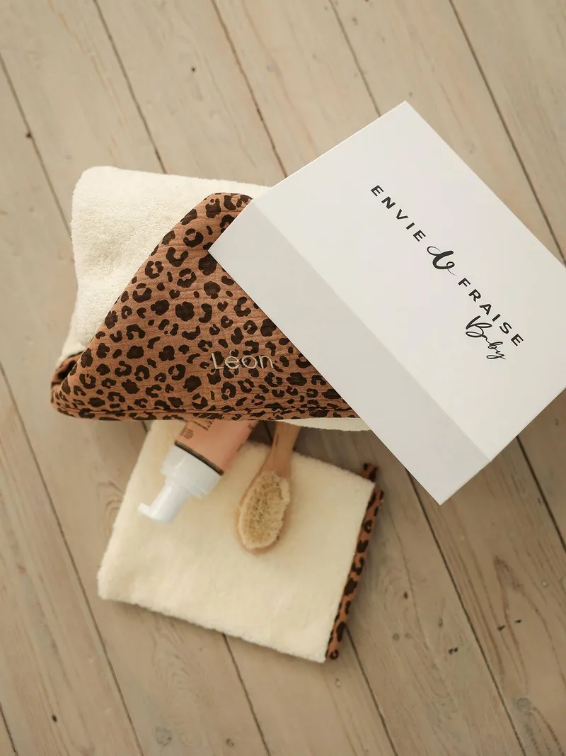 Envie De Fraise Baby Geschenkset aus Badecape & Waschhandschuh ENVIE DE FRAISE personalisierbar, Wollweiß/leo, – Produktbild 1 von 4