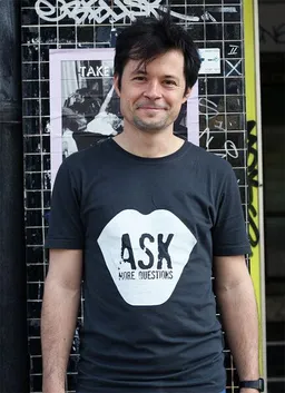 Lena Schokolade Lena Schokolade ASK MORE QUESTIONS - Männer T-Shirt – Produktbild 1 von 1