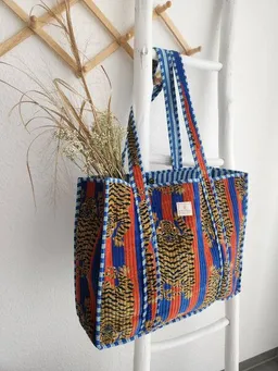 Haus of Namaste Haus of Namaste Wendbare Tasche aus Baumwollsamt | Gesteppter Designer-Look | Tibetisches Tigermotiv in Blau und Rot | Vegane Farben, fair und ethisch produziert – Produktbild 1 von 1