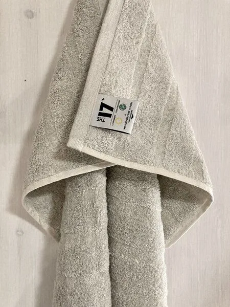 mio eco mio eco Hochwertiges Meditations Yoga Handtuch aus Retoure-Handtüchern zero waste | mit Stick "all we have is now" – Produktbild 4 von 4