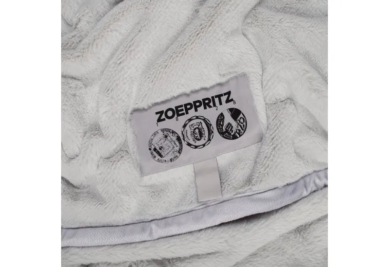 Wohndecke The Blanket, extra weiche Kuscheldecke, schlichtes Design, ZOEPPRITZ1828, Extra weiche Decke aus recyceltem Polyester, Grau, – Produktbild 2 von 2
