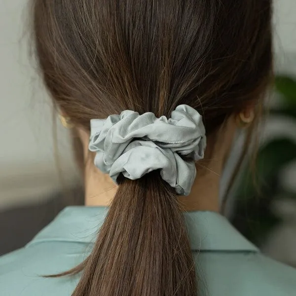 AGA.PIE AGA.PIE Scrunchie-Set aus 100% Lyocell aus Bambuscellulose, Hellgrau, – Produktbild 3 von 4
