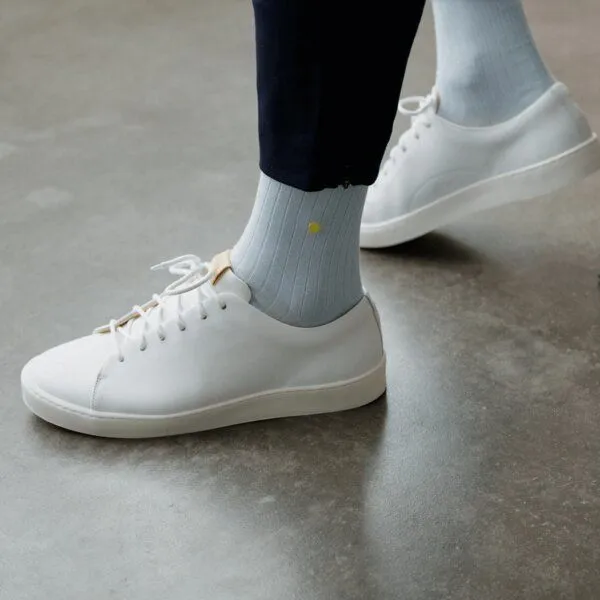 wysf. | what you stand for. wysf. | what you stand for. Socken, Rippenstrick mit Knopf, Bio-Baumwoll-Mix, Blau (hellblau), – Produktbild 3 von 4