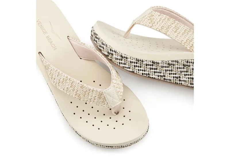 VENICE BEACH VENICE BEACH Sandale, Badeschuh, Sommerschuhe, Badelatsche, Flip Flop, Badeschlappe Badezehentrenner Zehentrenner mit geschmücktem Keilabsatz VEGAN, Beige, – Produktbild 5 von 5