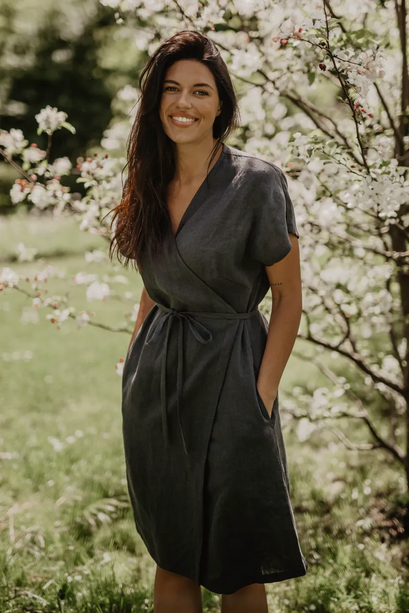 AmourLinen AmourLinen Damen vegan Wickelkleid Olivia Anthrazit, Dunkelgrau, – Produktbild 2 von 2