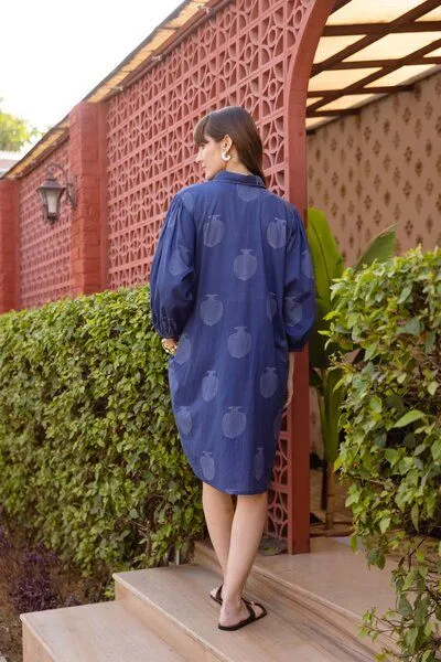 Haus of Namaste Haus of Namaste Tunika-Kleid aus Bio-Baumwolle in Indigoblau mit Blumenmuster, langen Ärmeln und Taschen | Ethisch, nachhaltig und fair – Produktbild 3 von 4